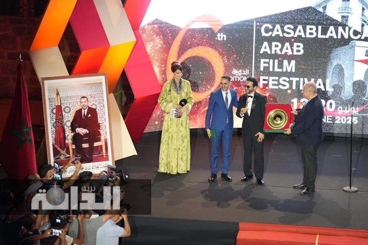 احمد حلمي يتسلم درع التكريم