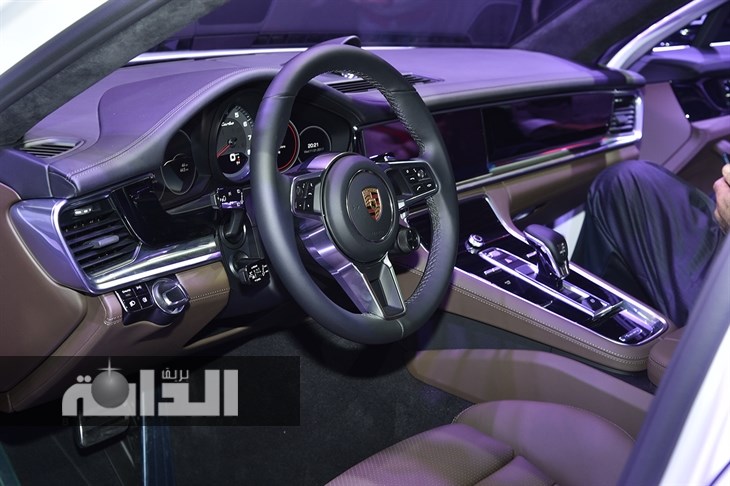 السيارة من الداخل 