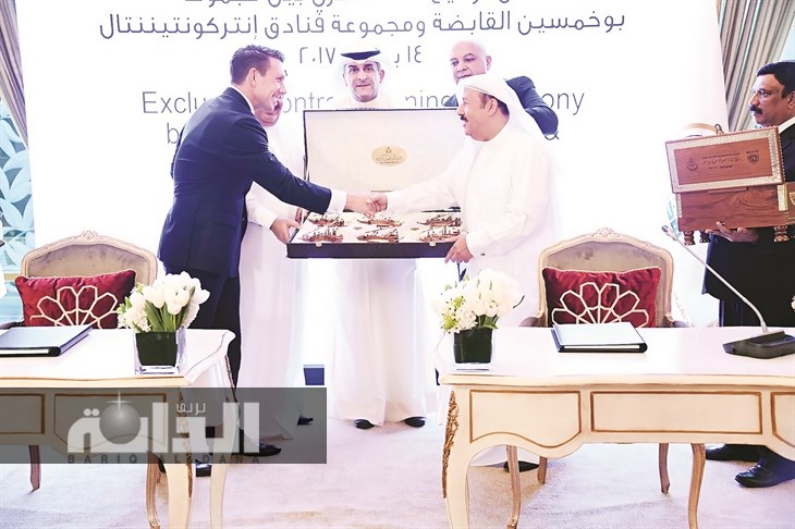 العم جواد بوخمسين مقدماً لواتس هدية تذكارية 