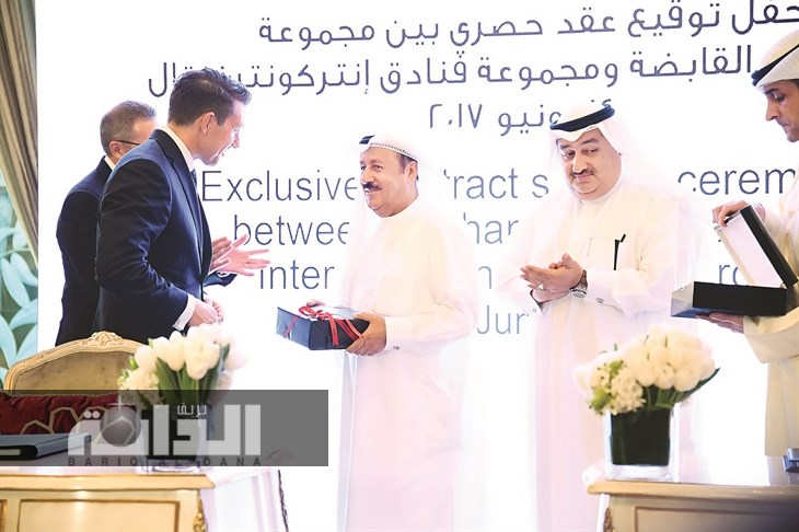 واتس مقدماً للعم جواد بوخمسين هدية تذكارية 