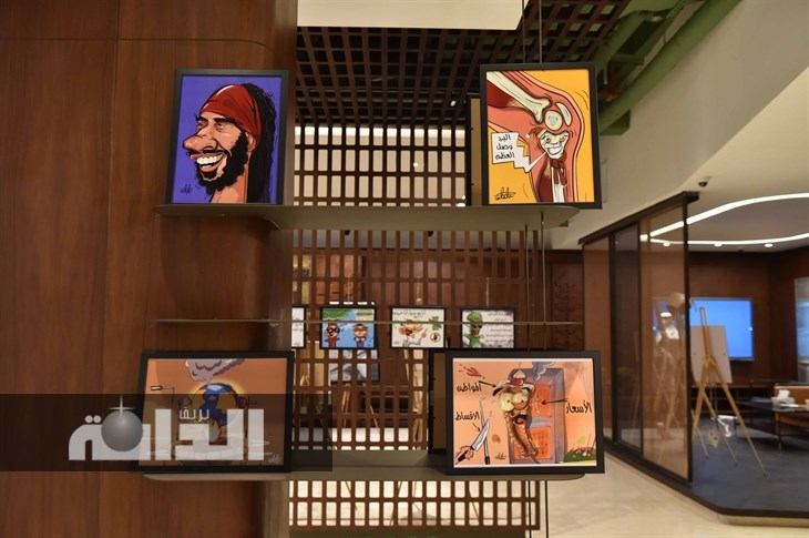 من اللوحات المعروضة 