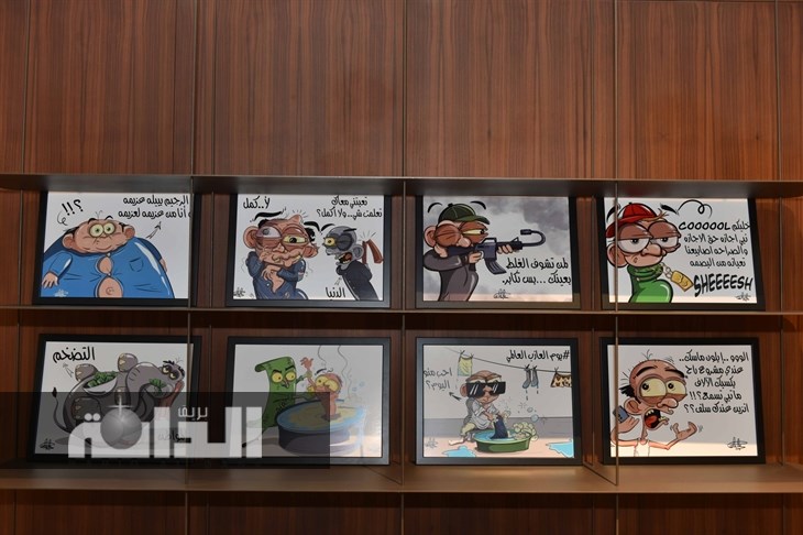 من اللوحات المعروضة