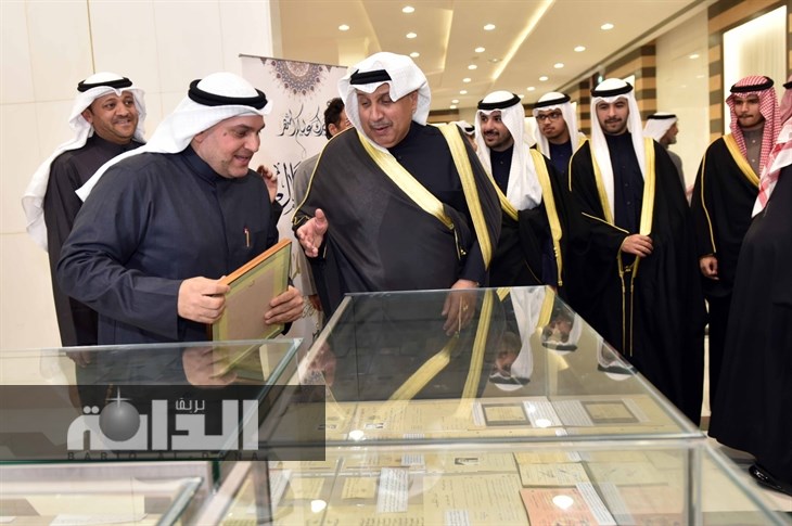 جولة مع الشيخ حمد جابر العلي الصباح على معرض وثائق العائلة 