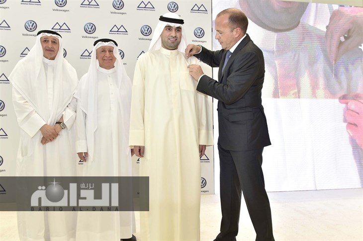 تقديم هدية تذكارية لحسين بهبهاني