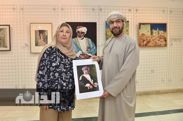 الفنانة سامية احمد السيد عمر عاصمتقدم لوحة للسفير العماني