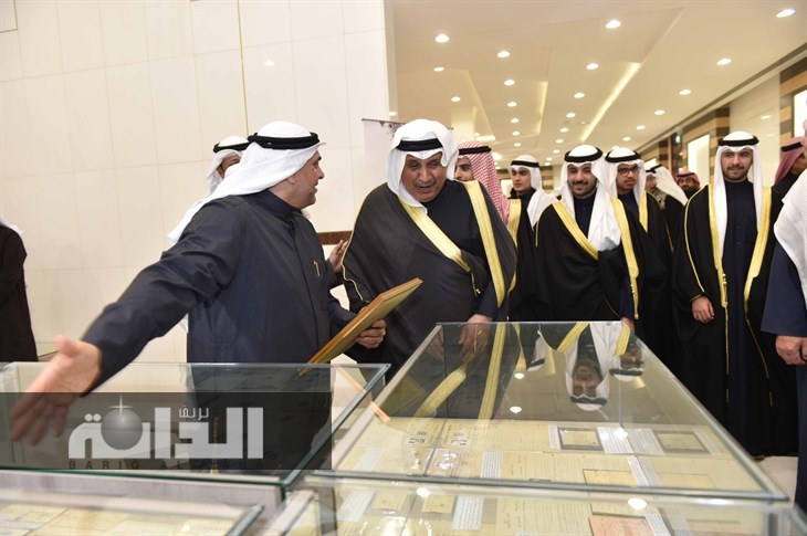 جولة مع الشيخ حمد جابر العلي الصباح على معرض وثائق العائلة