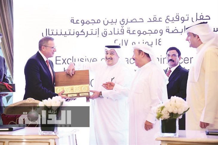 الدكتور عماد بوخمسين مقدماً لباسكال غوفان هدية تذكارية 