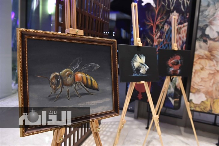 من اللوحات المعروضة