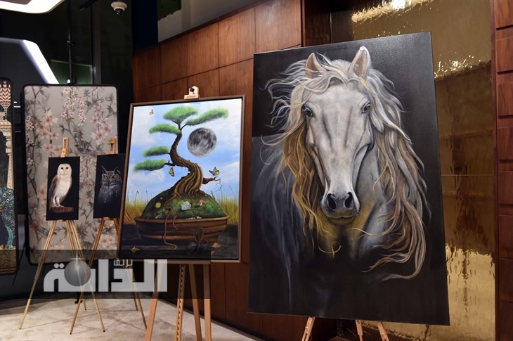 من اللوحات المعروضة