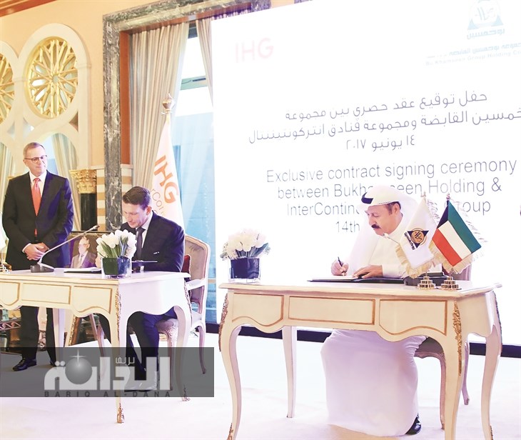 العم جواد بوخمسين وآلان واتس يوقعان الاتفاقية 