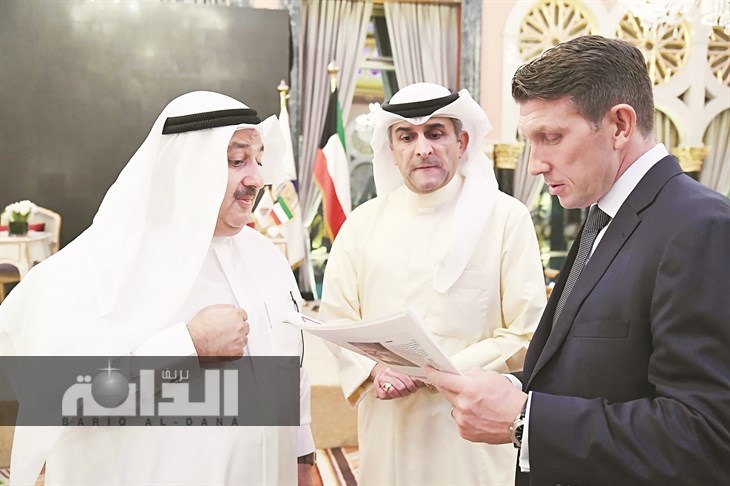 واتس مطالعاً عدد النهار والدكتور عماد بوخمسين متابعاً 