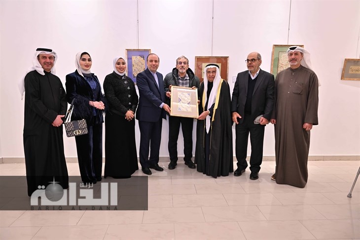الخطاط مهدي عطريان يقدم عمل من اعماله الفنية